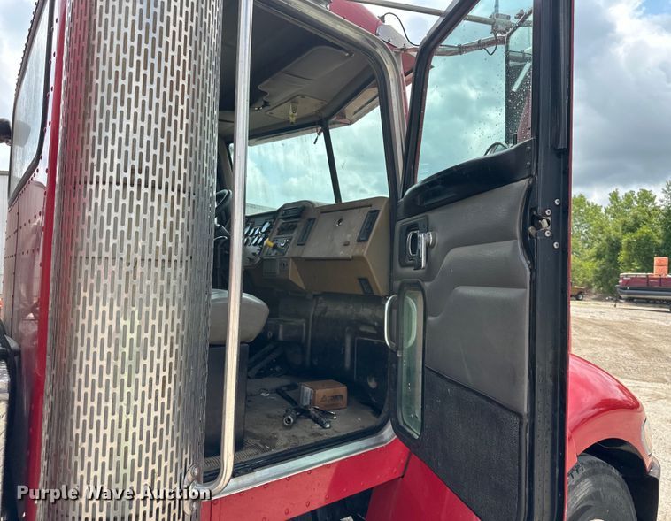 image for item EJ7131 2008 Peterbilt  335 fuel / lube truck