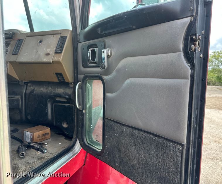 image for item EJ7131 2008 Peterbilt  335 fuel / lube truck