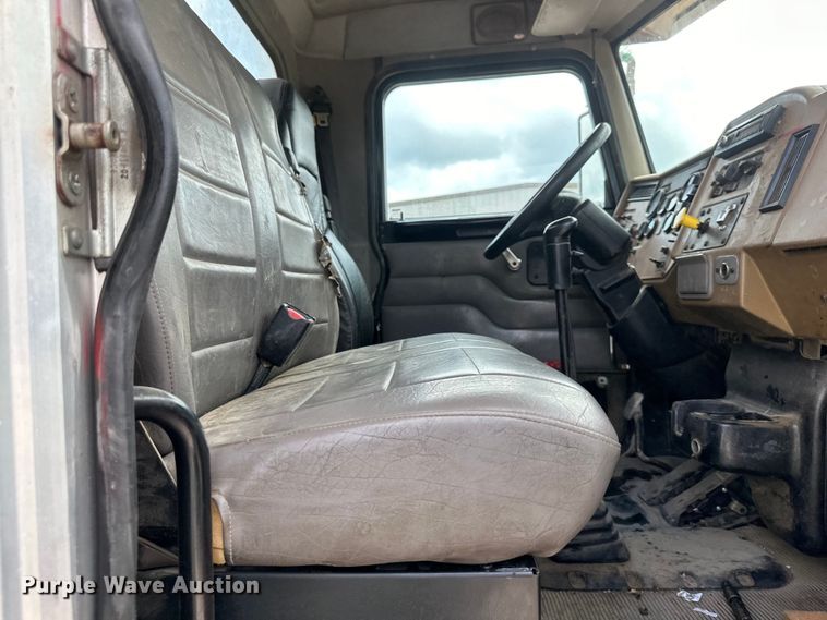 image for item EJ7131 2008 Peterbilt  335 fuel / lube truck