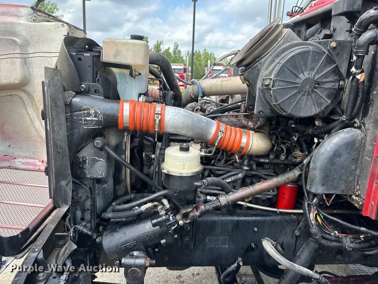 image for item EJ7131 2008 Peterbilt  335 fuel / lube truck