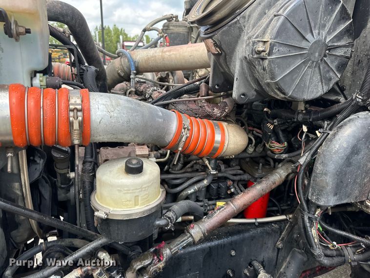 image for item EJ7131 2008 Peterbilt  335 fuel / lube truck