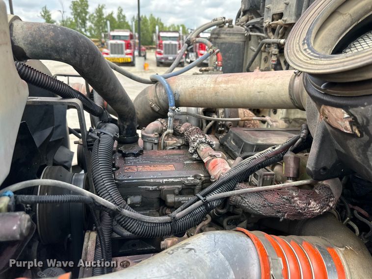 image for item EJ7131 2008 Peterbilt  335 fuel / lube truck