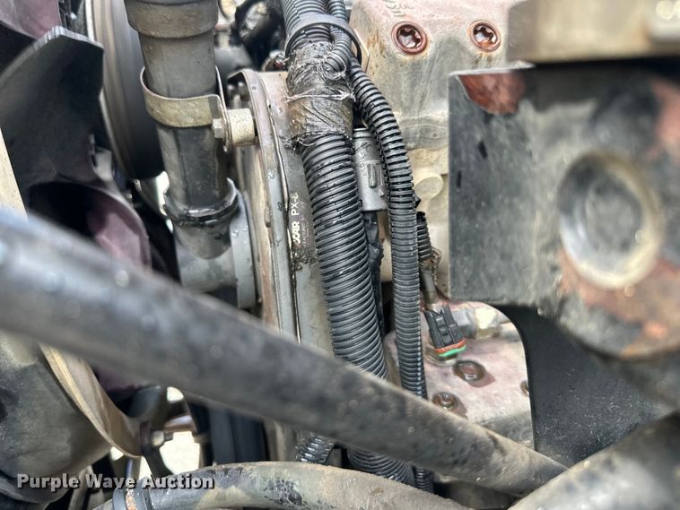 image for item EJ7131 2008 Peterbilt  335 fuel / lube truck