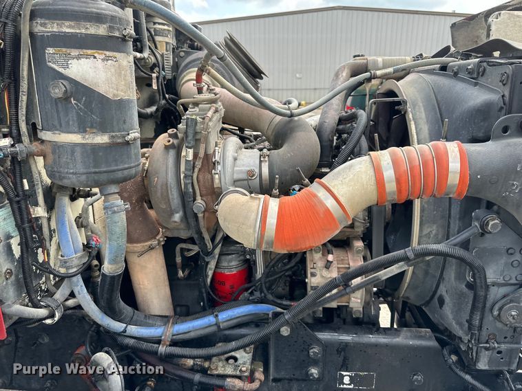 image for item EJ7131 2008 Peterbilt  335 fuel / lube truck