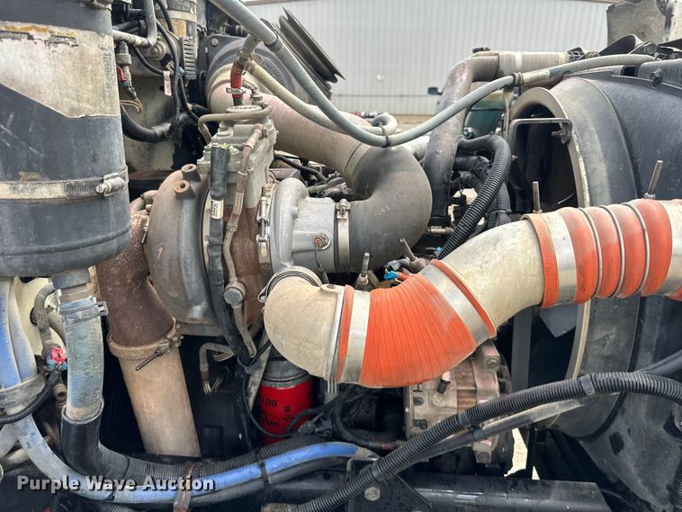 image for item EJ7131 2008 Peterbilt  335 fuel / lube truck