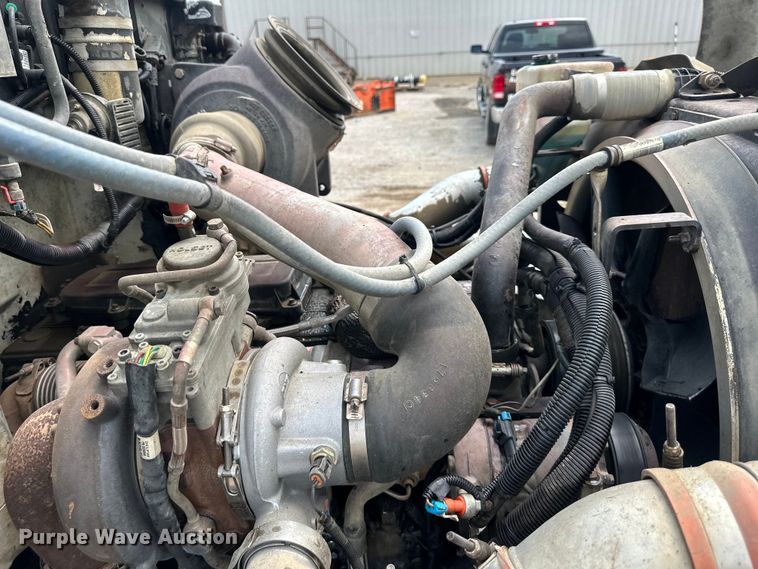 image for item EJ7131 2008 Peterbilt  335 fuel / lube truck