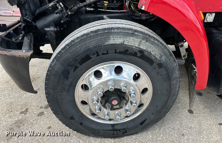 image for item EJ7131 2008 Peterbilt  335 fuel / lube truck