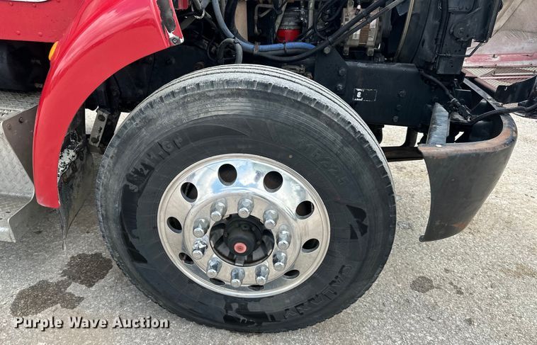 image for item EJ7131 2008 Peterbilt  335 fuel / lube truck