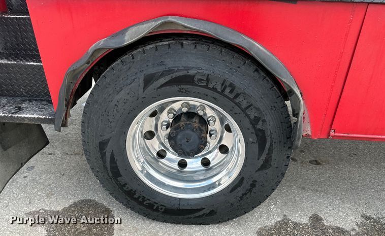 image for item EJ7131 2008 Peterbilt  335 fuel / lube truck