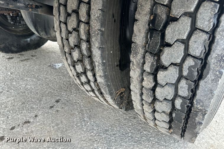 image for item EJ7131 2008 Peterbilt  335 fuel / lube truck