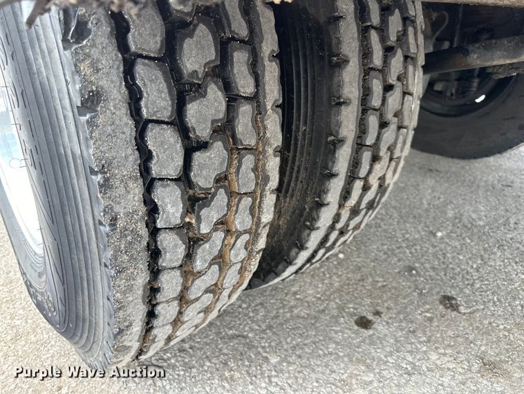 image for item EJ7131 2008 Peterbilt  335 fuel / lube truck