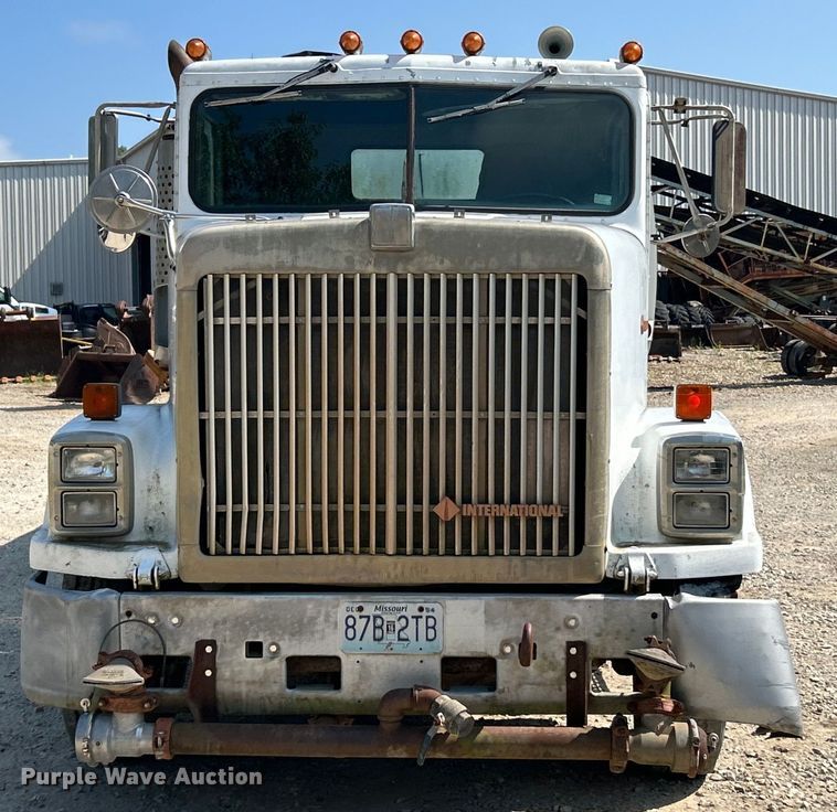 image for item EK3015 1991 International  9300 water truck