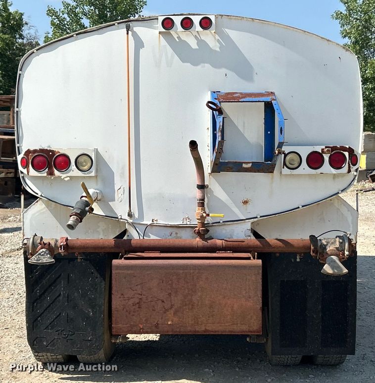 image for item EK3015 1991 International  9300 water truck