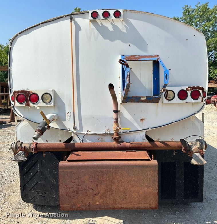 image for item EK3015 1991 International  9300 water truck