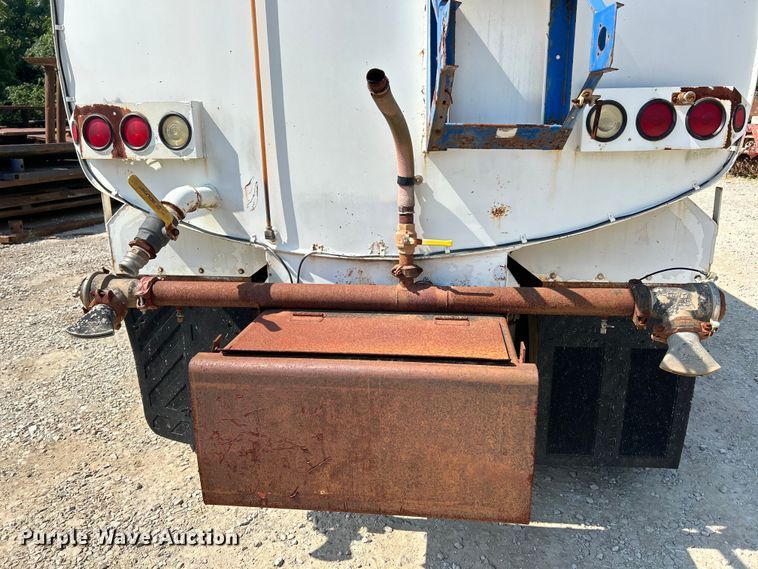 image for item EK3015 1991 International  9300 water truck