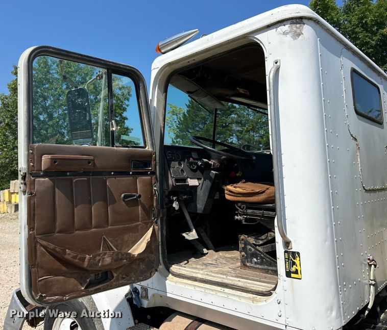 image for item EK3015 1991 International  9300 water truck