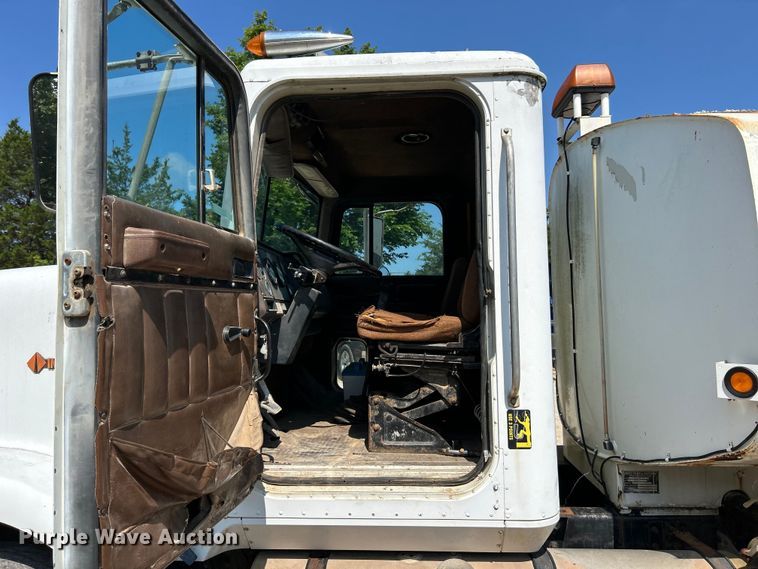 image for item EK3015 1991 International  9300 water truck