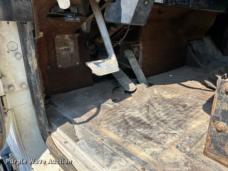 image for item EK3015 1991 International  9300 water truck