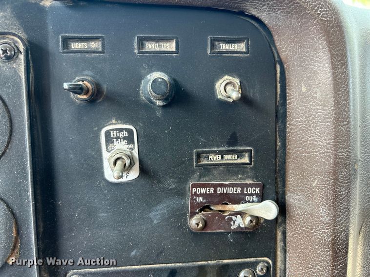 image for item EK3015 1991 International  9300 water truck