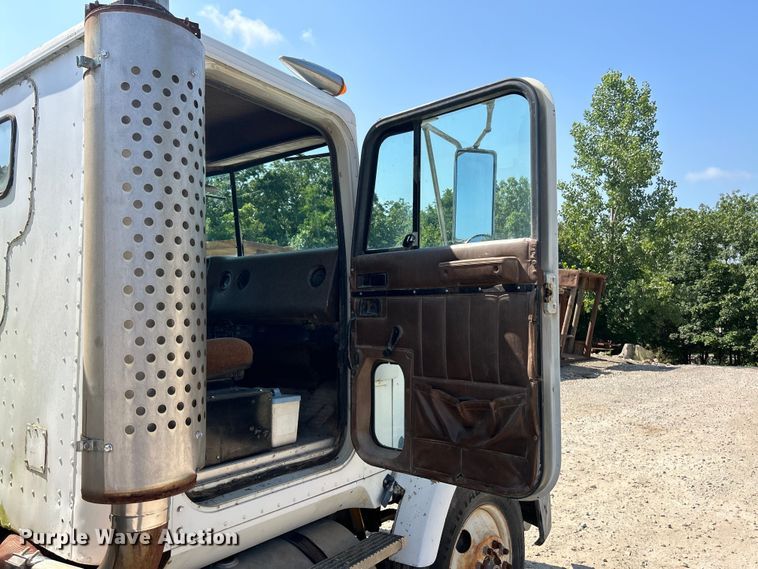 image for item EK3015 1991 International  9300 water truck