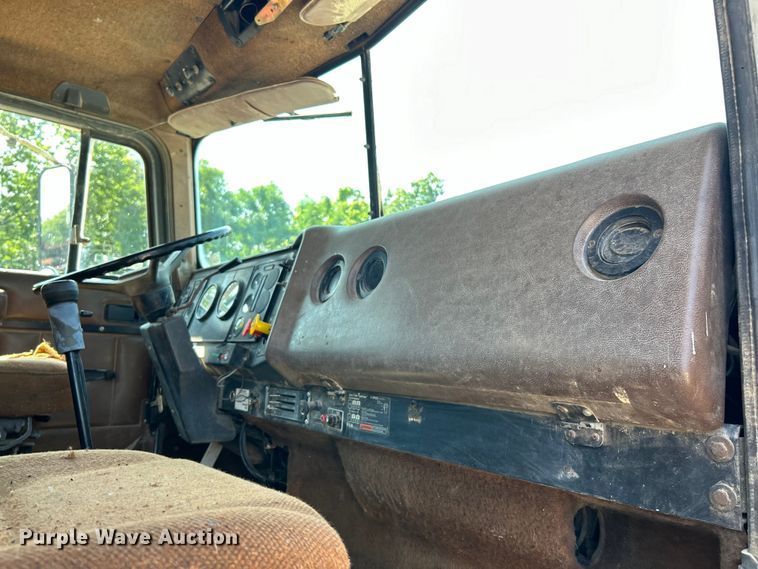 image for item EK3015 1991 International  9300 water truck