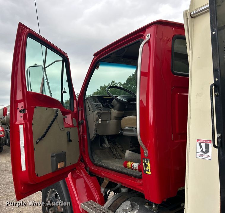 image for item EK3016 2006 Sterling L7500 crane truck