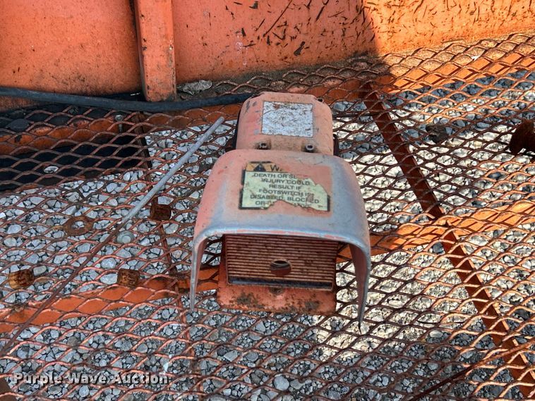 image for item EK3032 2003 JLG  400S boom lift