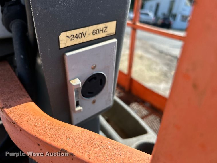 image for item EK3032 2003 JLG  400S boom lift