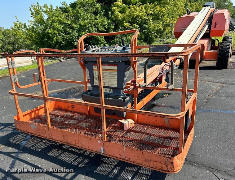 image for item EK3033 2000 JLG 660SJ boom lift