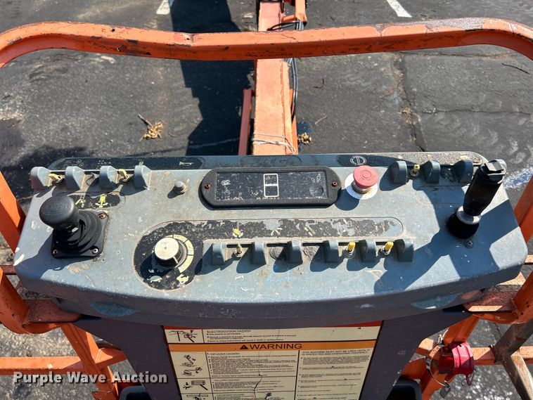 image for item EK3033 2000 JLG 660SJ boom lift