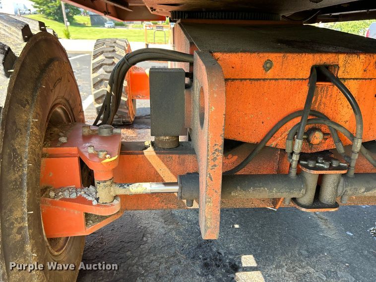 image for item EK3033 2000 JLG 660SJ boom lift