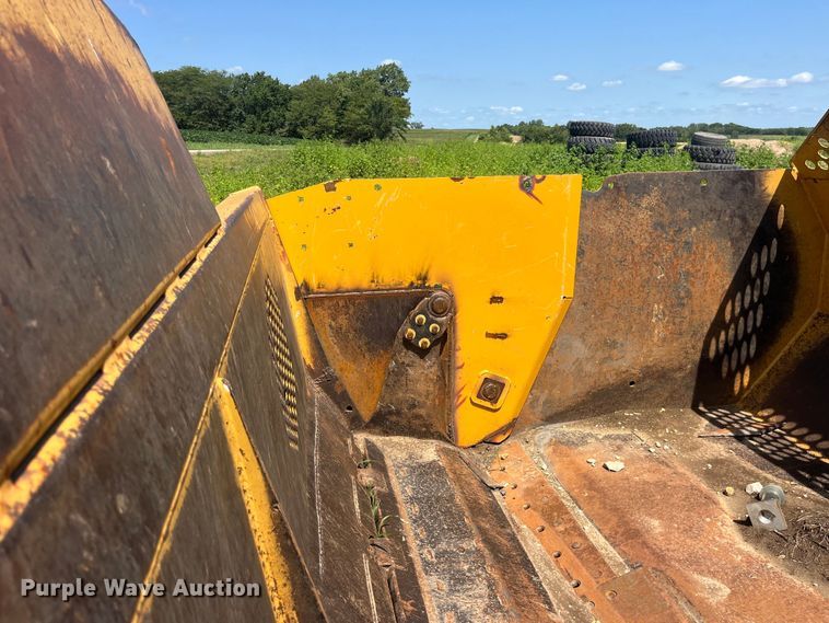 image for item EK8889 2004 John Deere 1812C scraper