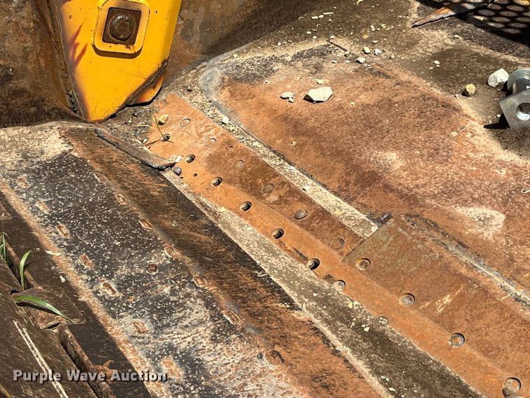 image for item EK8889 2004 John Deere 1812C scraper