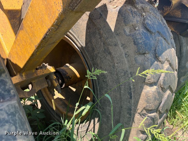 image for item EK8889 2004 John Deere 1812C scraper