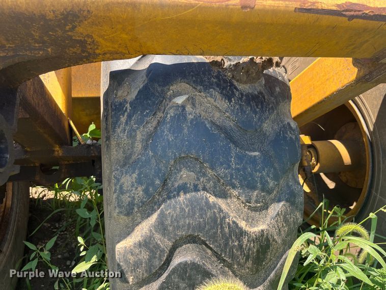 image for item EK8889 2004 John Deere 1812C scraper