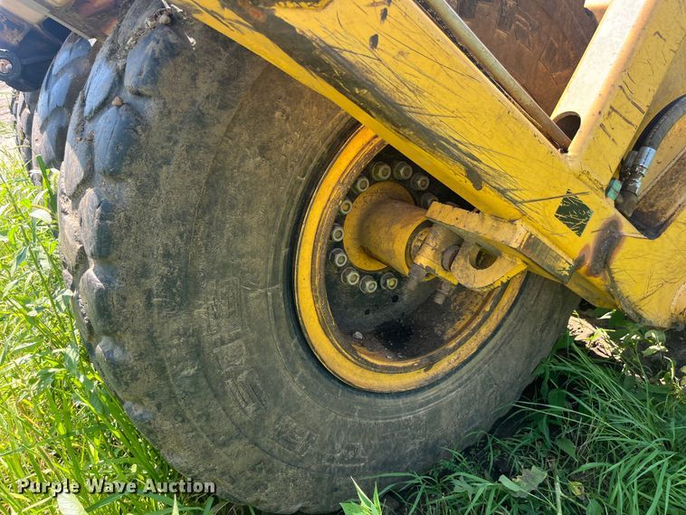 image for item EK8889 2004 John Deere 1812C scraper