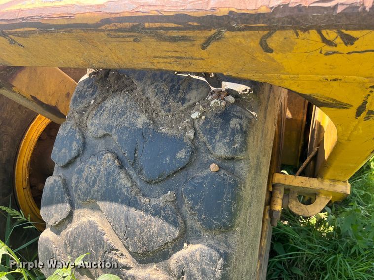 image for item EK8889 2004 John Deere 1812C scraper