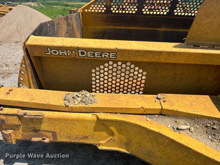 image for item EK8890 2004 John Deere 1812C scraper