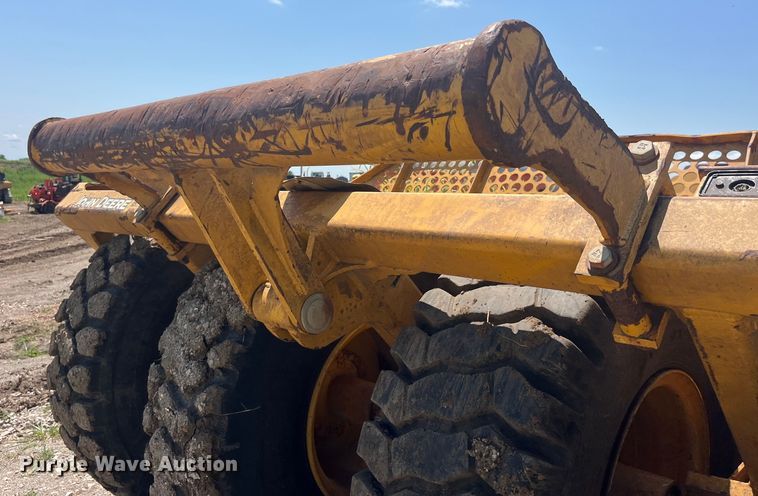 image for item EK8890 2004 John Deere 1812C scraper