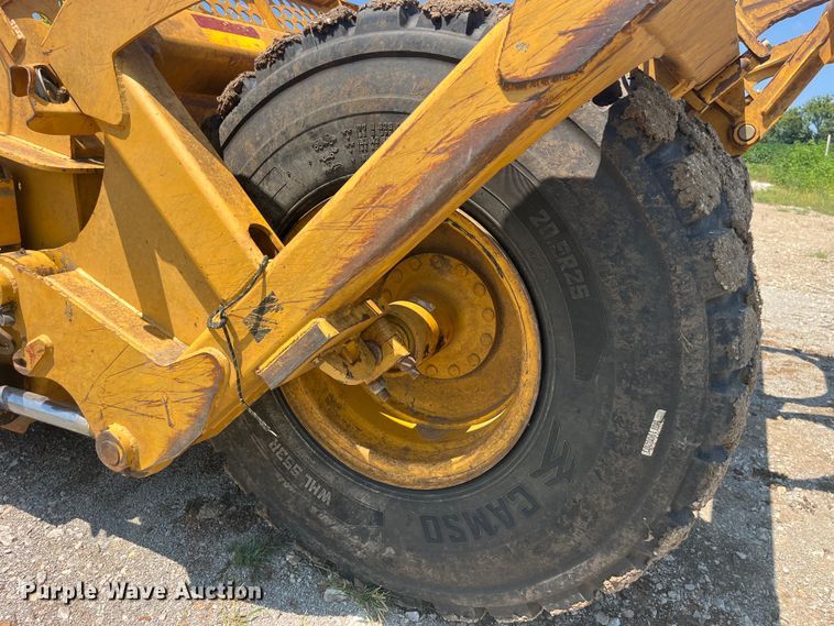 image for item EK8890 2004 John Deere 1812C scraper