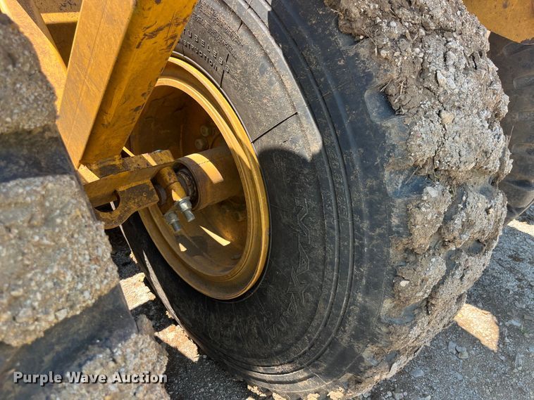 image for item EK8890 2004 John Deere 1812C scraper