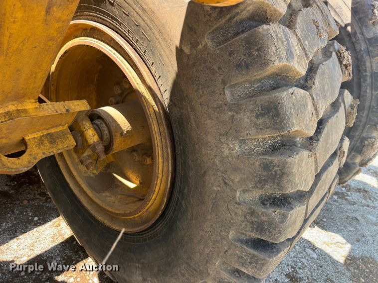 image for item EK8890 2004 John Deere 1812C scraper