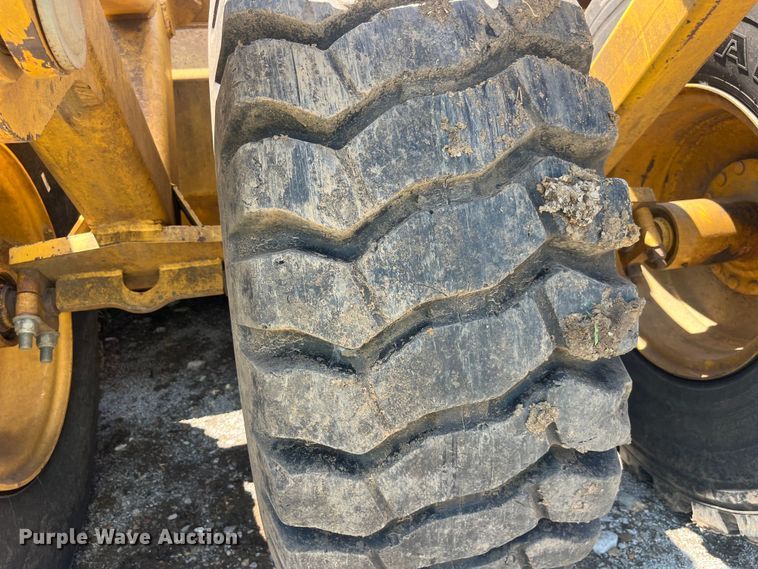 image for item EK8890 2004 John Deere 1812C scraper