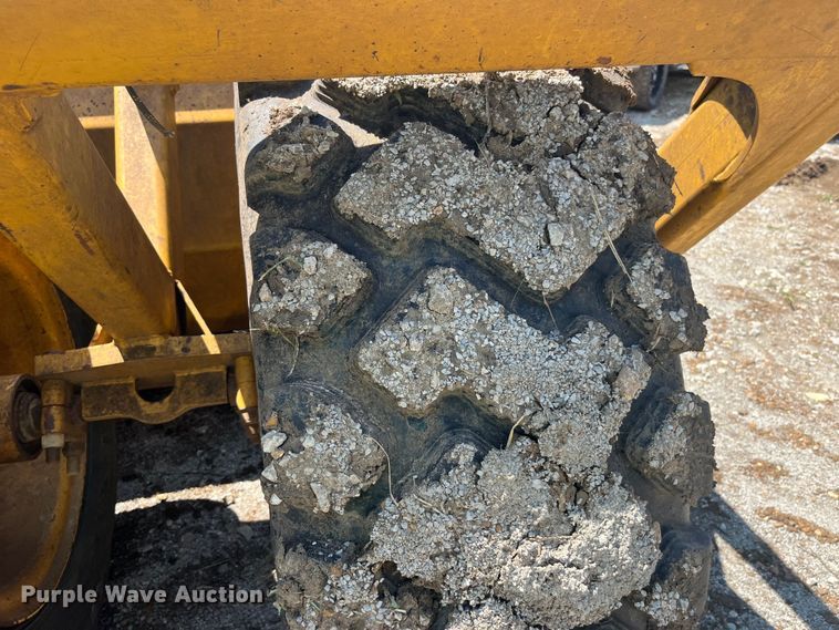 image for item EK8890 2004 John Deere 1812C scraper