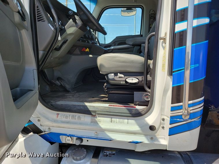 image for item KA9895 2016 Kenworth T880 dump truck