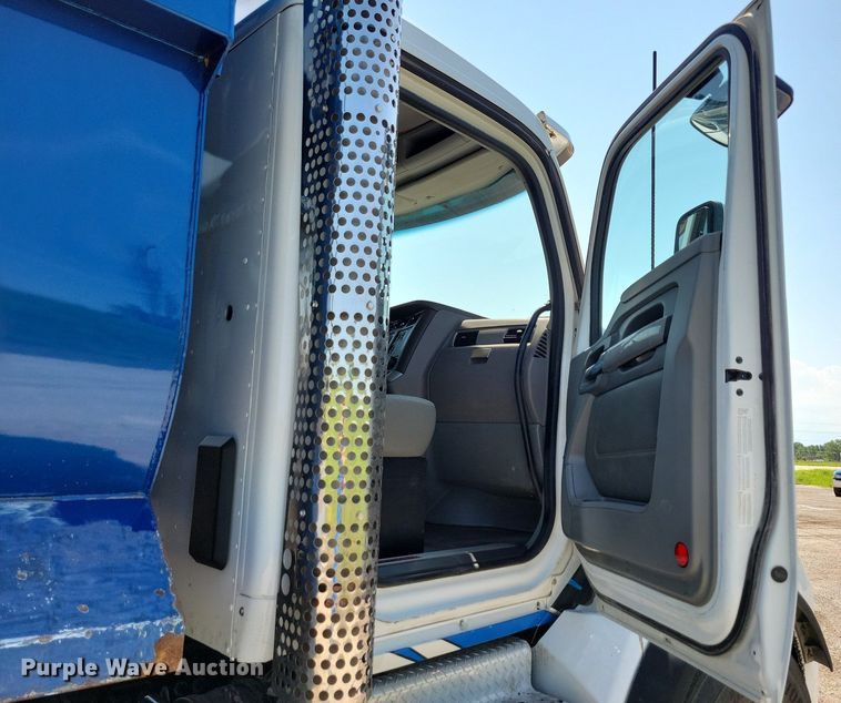 image for item KA9895 2016 Kenworth T880 dump truck