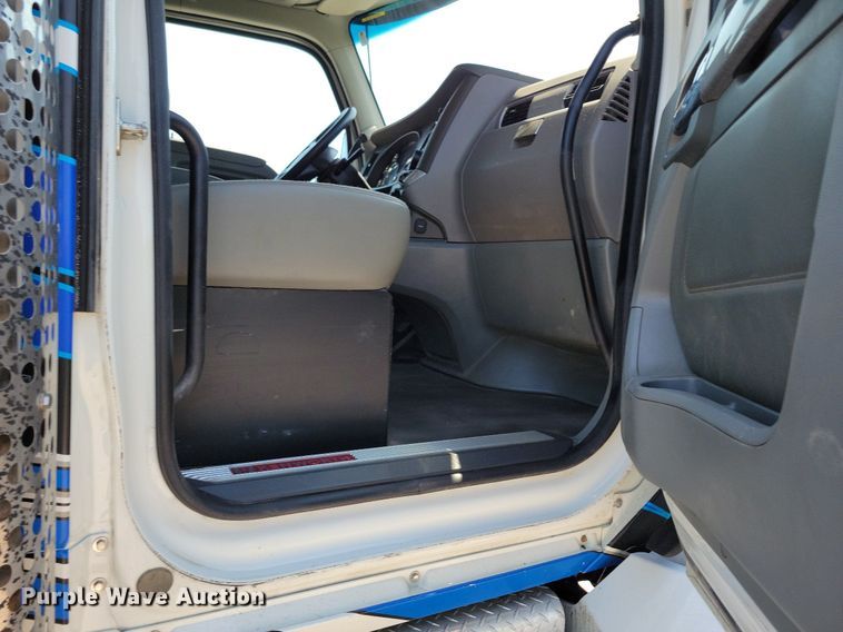 image for item KA9895 2016 Kenworth T880 dump truck