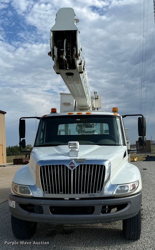 image for item LF9859 2009 International DuraStar 4300  bucket truck
