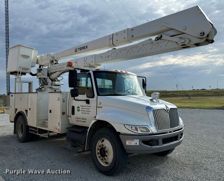 image for item LF9859 2009 International DuraStar 4300  bucket truck