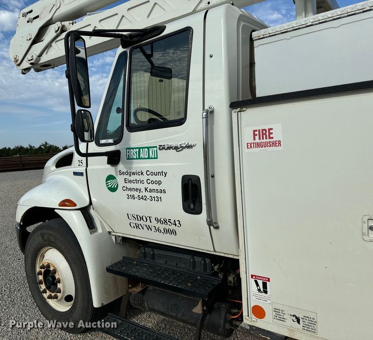 image for item LF9859 2009 International DuraStar 4300  bucket truck